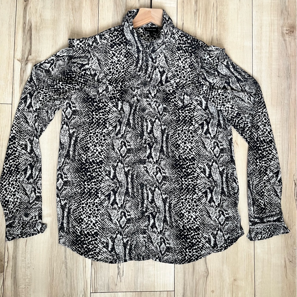 Who What Wear snakeskin print blouse ruffles black white button down sz small